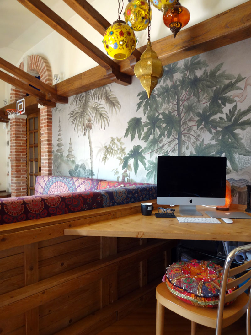 Ufficio_in_casa_legno_carta_parati_etnico_orientale_tropicale.jpg