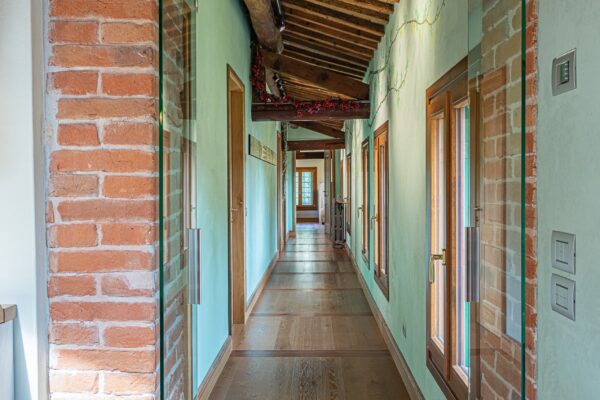 Ristrutturazione mansarda arredamento feng shui pavimento legno corridoio